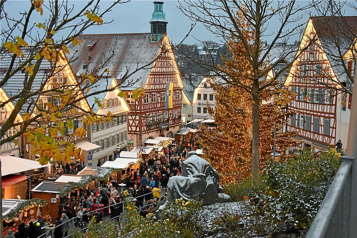 Weihnachtliche Abendstimmung rund um das historische Rathaus. „Alle Jahre wieder...