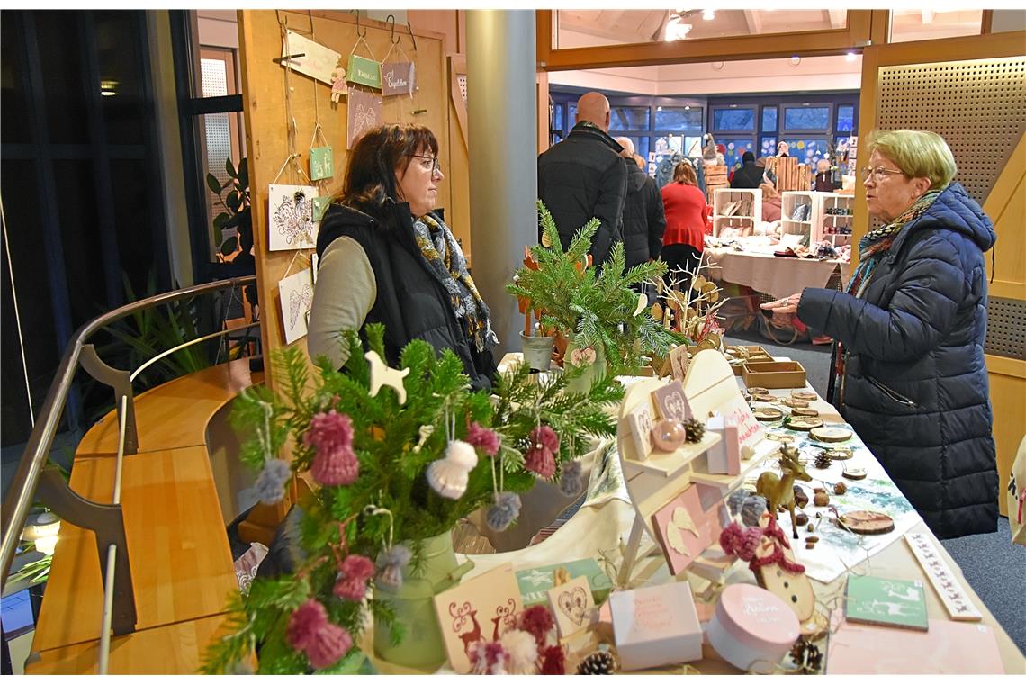 Weihnachtliche Dekoartikel gab's beim Adventlichen Hobbykünstlermarkt im Rathaus...