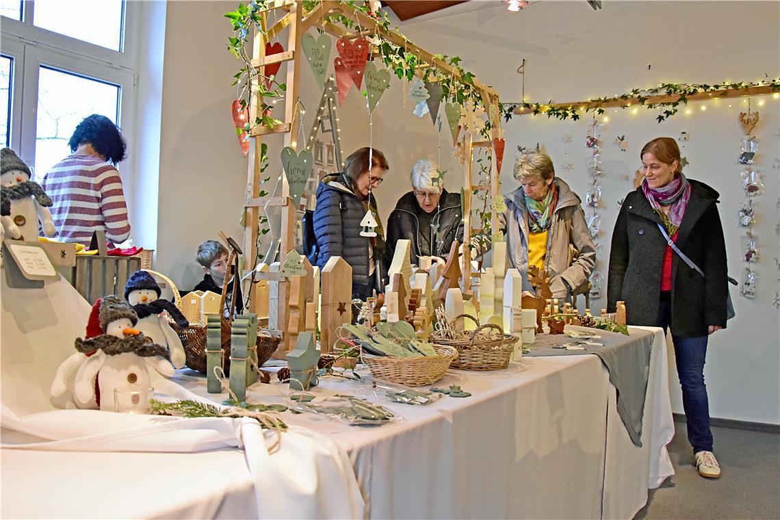 Weihnachtliche Dekoartikel im 2. Obergeschoss des Rathauses. Adventlicher Hobbyk...