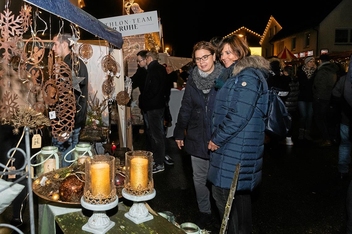 Weihnachtliche Dekoration und Kunsthandwerk waren auf dem Weihnachtsmarkt in Großaspach gefragt.Foto: J. Fiedler