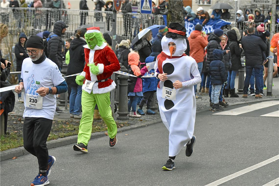 Weihnachtliche Gestalten tummeln sich unter den Läufern.