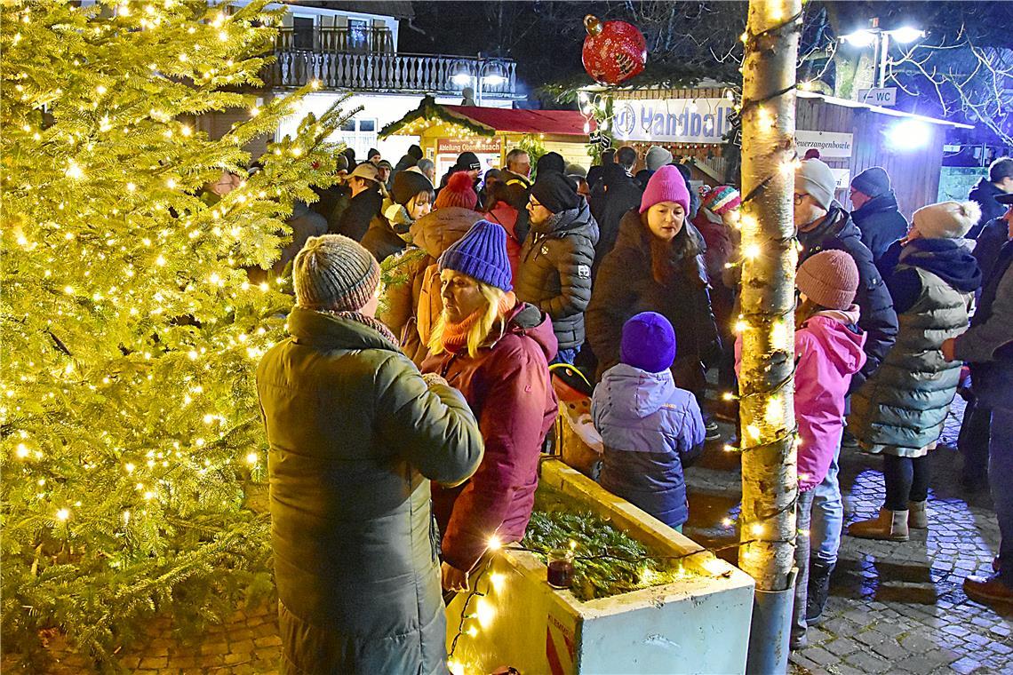 Weihnachtliche Stimmung mit viel Lichterglanz war etwa beim vergangenen Weihnachtsmarkt vor dem Rathaus in Unterweissach geboten. Archivfoto: Tobias Sellmaier