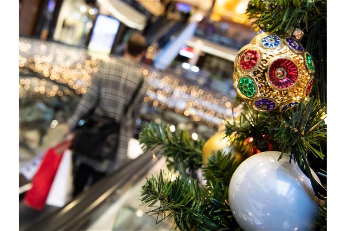 Düstere Zeiten für die Innenstädte: Die Kunden bleiben aus Weihnachts-Dekoration in einem Kaufhaus. Foto: Bernd von Jutrczenka/dpa