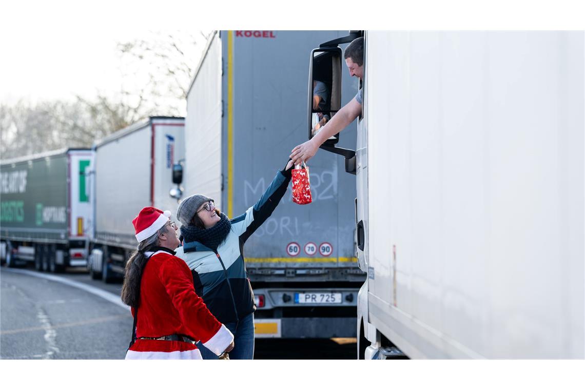 Weihnachtsaktion an der A5: Geschenke für gestrandete Lkw-Fahrer