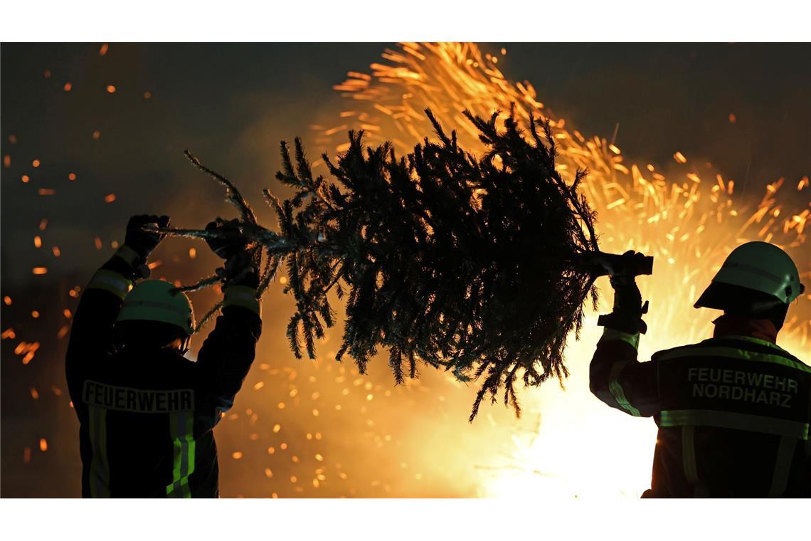 Bilder des Tages Weihnachtsbäume brennen in einer Feuerschale zum Knutfest in der Gemeinde Stapelburg in Sachsen-Anhalt.