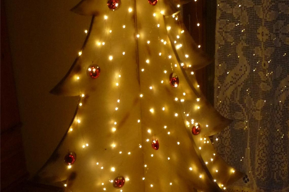 Weihnachtsbaum aus Holz, weiß gestrichen, dekoriert u.a. mit Micro-LED, jedes Ja...