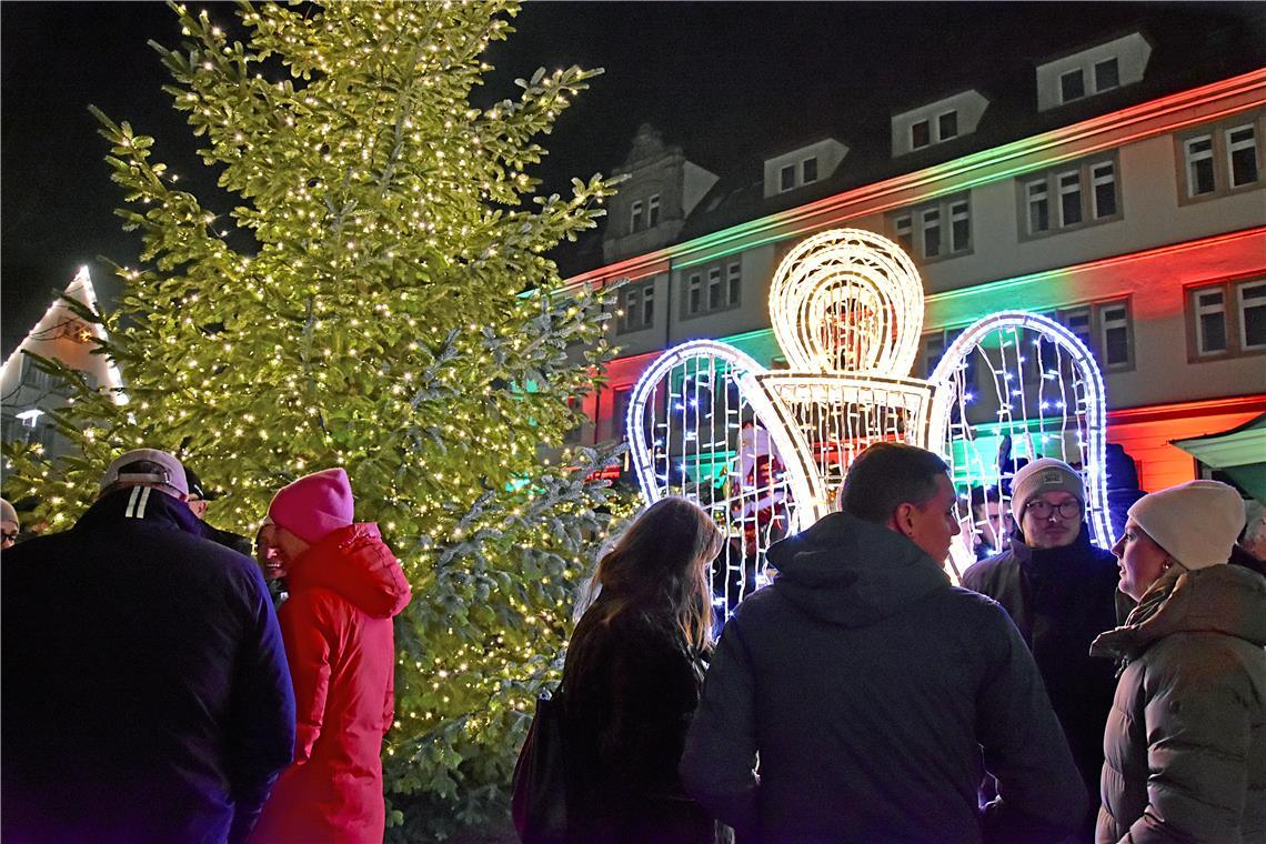 Weihnachtsengel und Christbaum auf dem Stiftshof. Weihnachtsmarkt in Backnang 20...