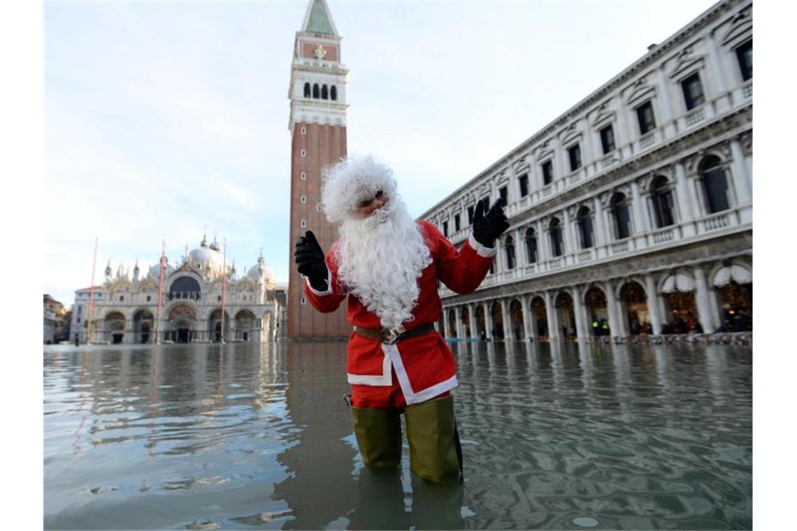 Weihnachtsmann im Hochwasser: Der Markusplatz in Venedig. Foto: Andrea Merola/ANSA/AP/dpa