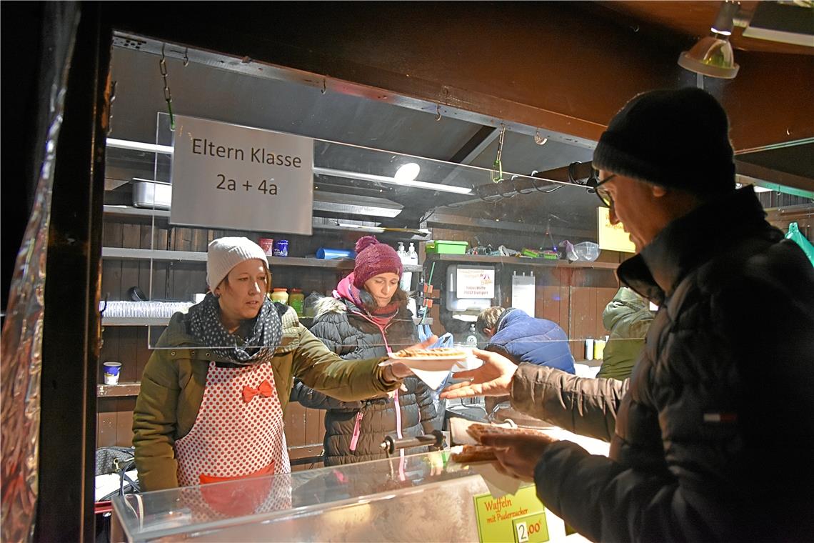 Weihnachtsmarkt in Auenwald: Eltern von der Grundschule verkaufen Waffeln.