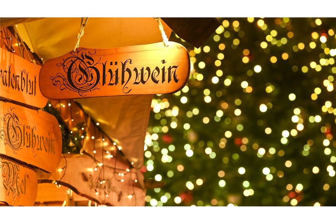 Von Fernsehen bis Minikredite – was sich im November ändert Weihnachtsmarktfans können den ersten Punsch auf einem der Märkte trinken. (Archivbild)