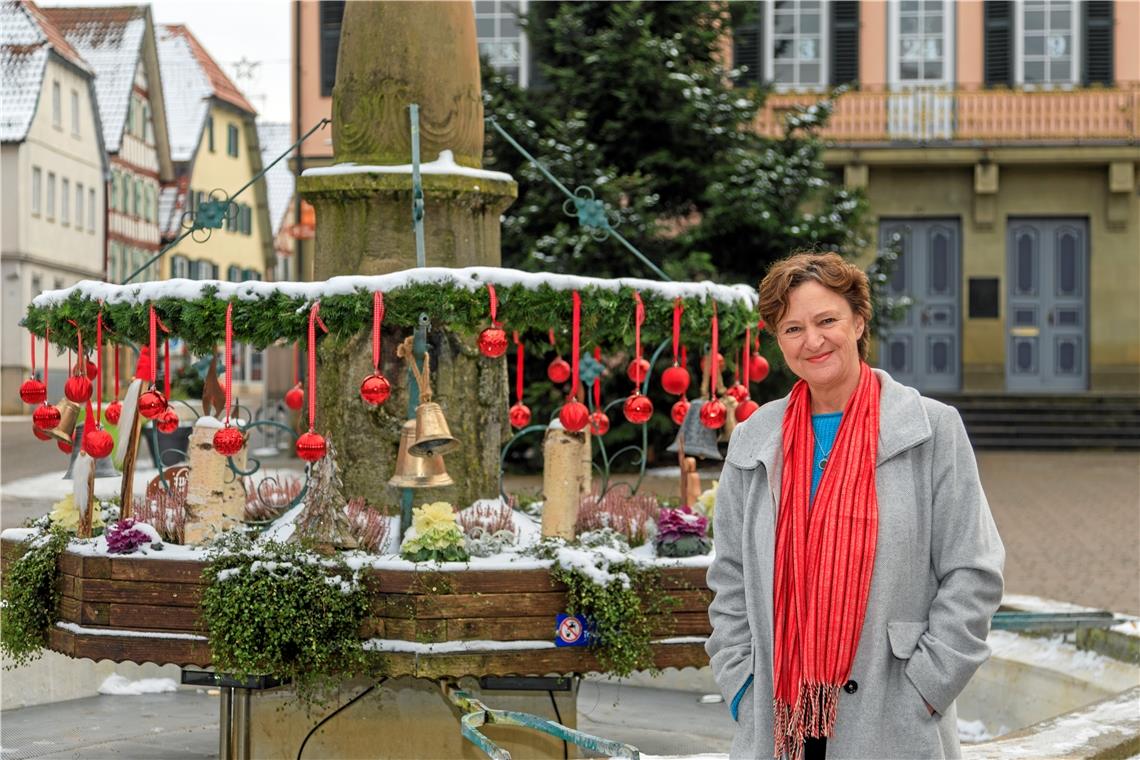 Weihnachtsschmuck, Kerzen, Lichter und winterliche Stimmung gehören für Astrid Fritz wie hier am Murrhardter Marktplatz schon zu einer Wohlfühlatmosphäre rund um das Fest. Besonders zu schätzen gelernt hat sie dies in den Jahren, in denen sie Weihnachten in Chile erlebt hat. Wertvoll findet sie es auch, das Fest ein Stück weit in Richtung Gemeinschaft öffnen zu können. Foto: Stefan Bossow