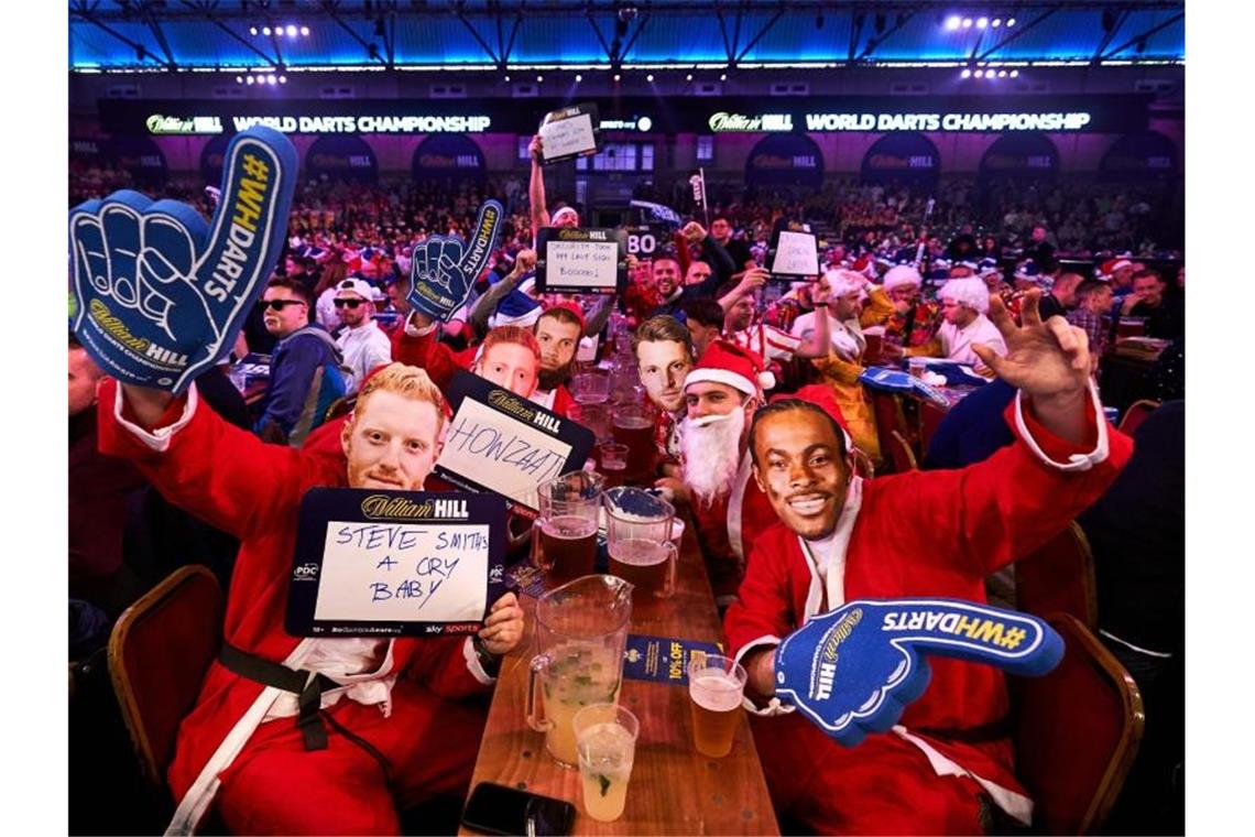 Für 22 Pfund Richtung Rausch: Darts als Festival ohne Grenze Weihnachtsspektakel: Im Alexandra Palace sind die Darts-WM in Feierstimmung. Foto: John Walton/PA Wire/dpa