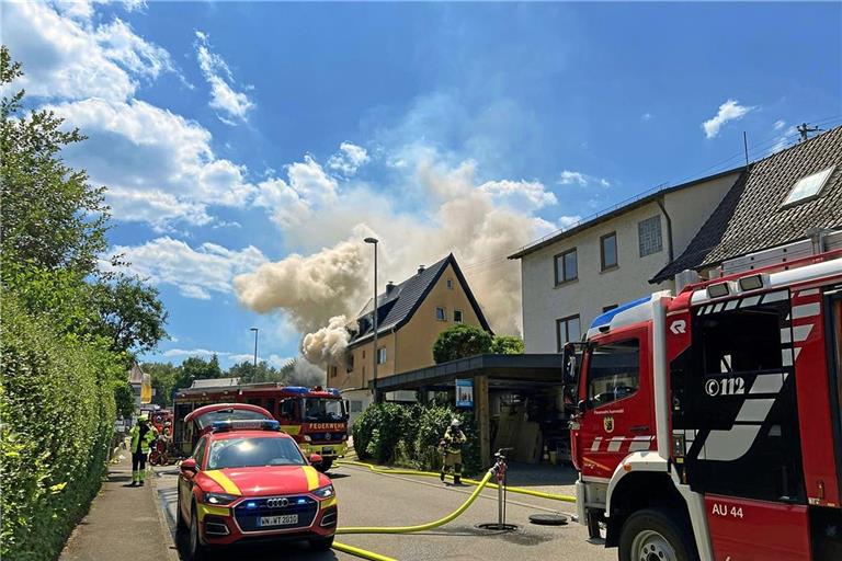 Weil das Gebäude schon älter war, breitete sich das Feuer rasch aus. Foto: Feuerwehr Weissach