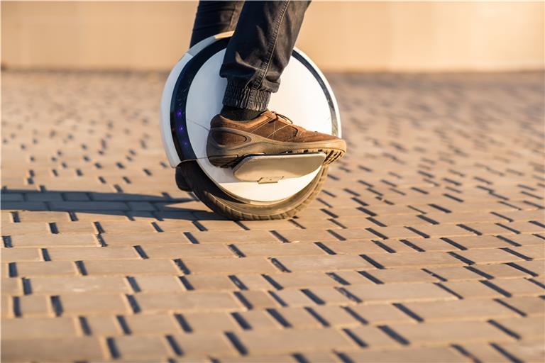 Weil das Monowheel nicht versichert und der 41-Jährige nicht in Besitz einer Fahrerlaubnis ist, wurden Strafverfahren eingeleitet. Symbolfoto: Ievgen Chepil/stock.adobe.com