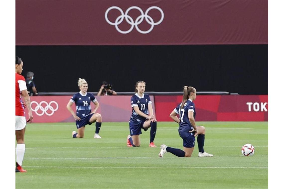 Regenbogen-Binden und Kniefall: Auch Olympia wird politisch Weil der Kniefall von fünf Frauenfußball-Teams in den Zusammenschnitten fehlte, hatte es Kritik am IOC gegeben. Foto: ---/kyodo/dpa