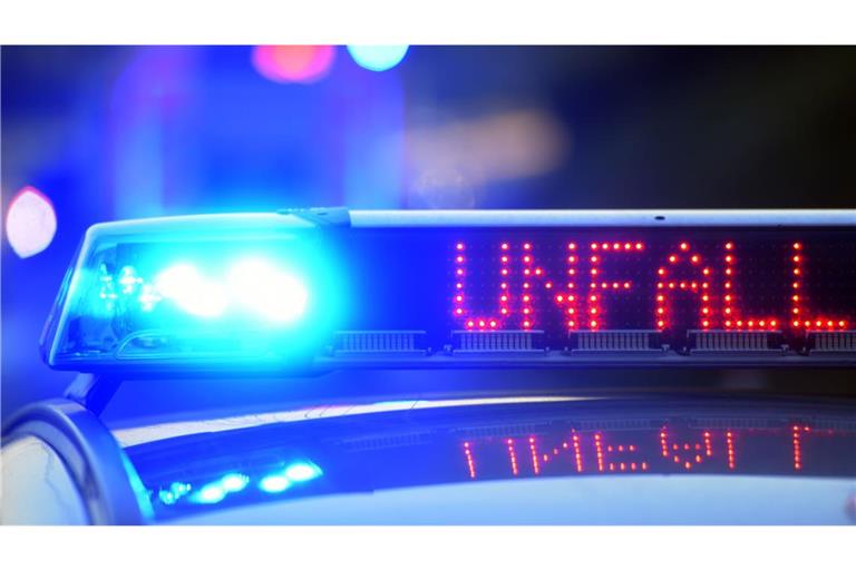 Tiertransporter kippt um – 16 Schweine werden getötet Weil der Straßenrand unbefestigt gewesen sein soll, sei der Lkw-Fahrer vom Weg abgekommen (Symbolbild).