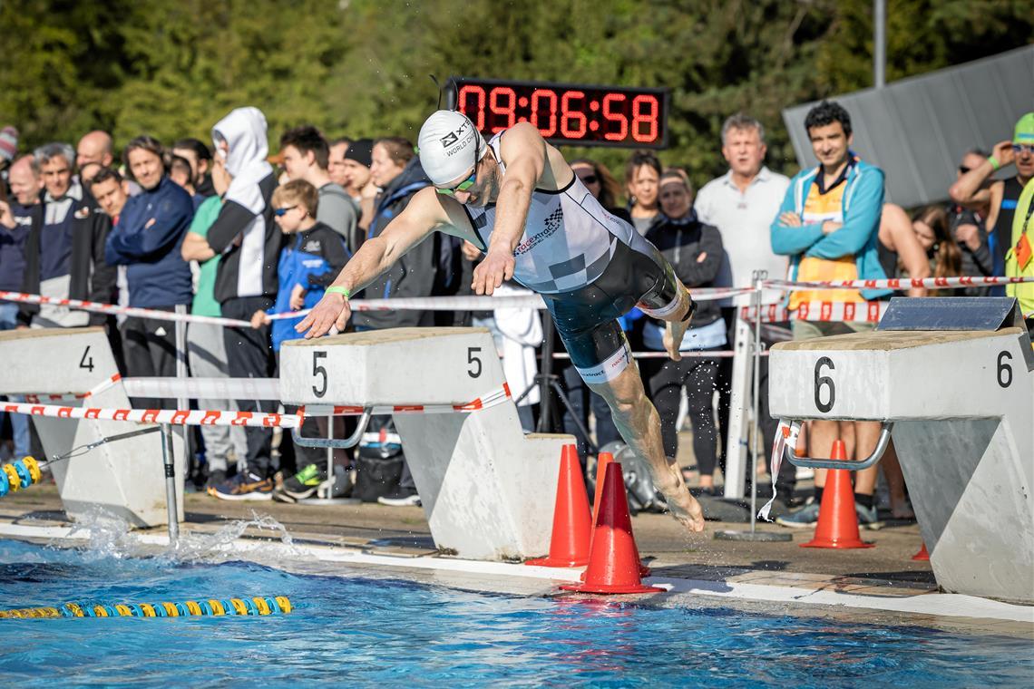 Weil die 600 Meter in zwei Teilen geschwommen werden, gibt es nach dem Landgang im Freibad einen fliegenden Start. Foto: Alexander Becher