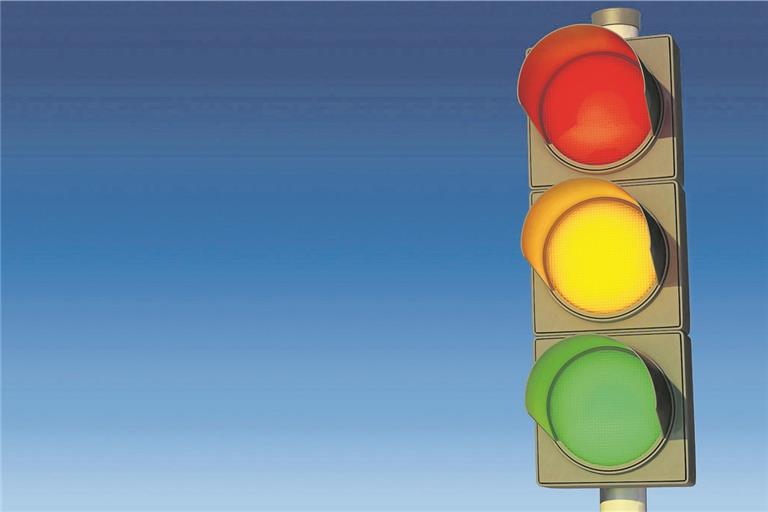 Weil die Ampel an der „Hardtwaldkreuzung“ von Grün auf Gelb sprang, bremste ein 18-jähriger Autofahrer ab – sein Hintermann allerdings nicht. Symbolbild: bluedesign/stock.adobe.com
