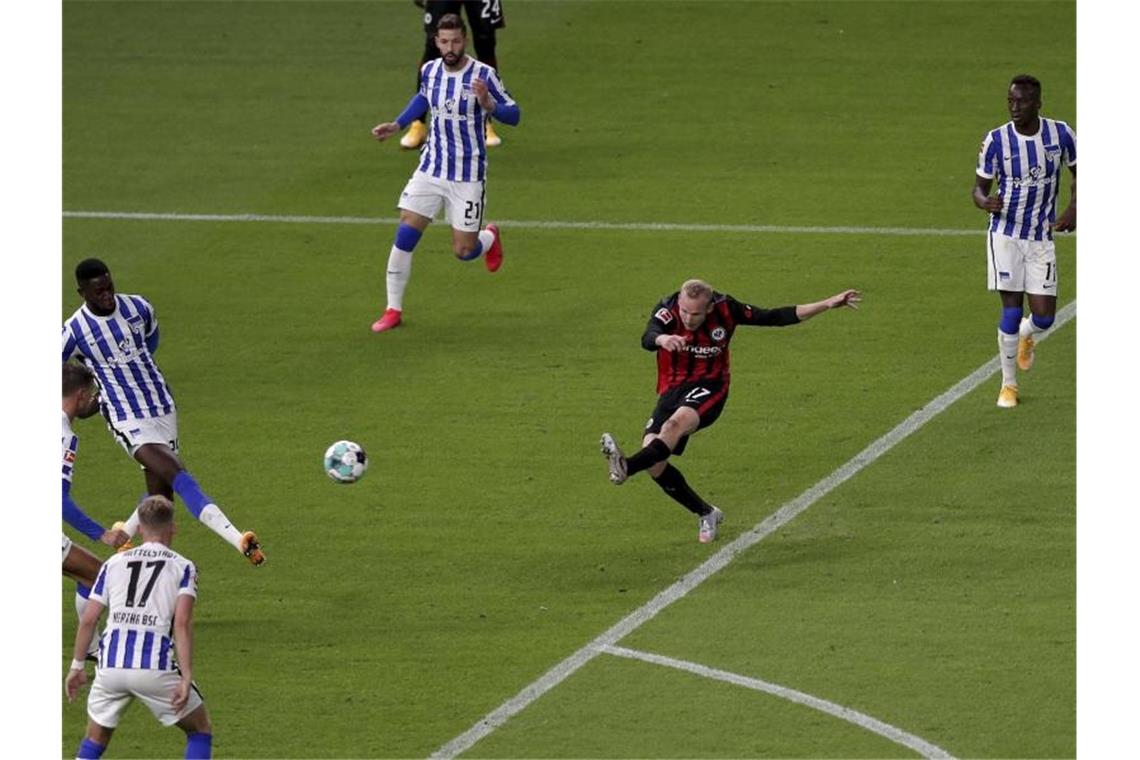 „Müssen wir verdauen“: Hertha will nicht an Bayern denken Weil die Berliner zuviel Abstand gewähren, zirkelt Frankfurts Mittelfeldstratege Sebastian Rode den Ball in die Maschen. Foto: Michael Sohn/POOL AP/dpa