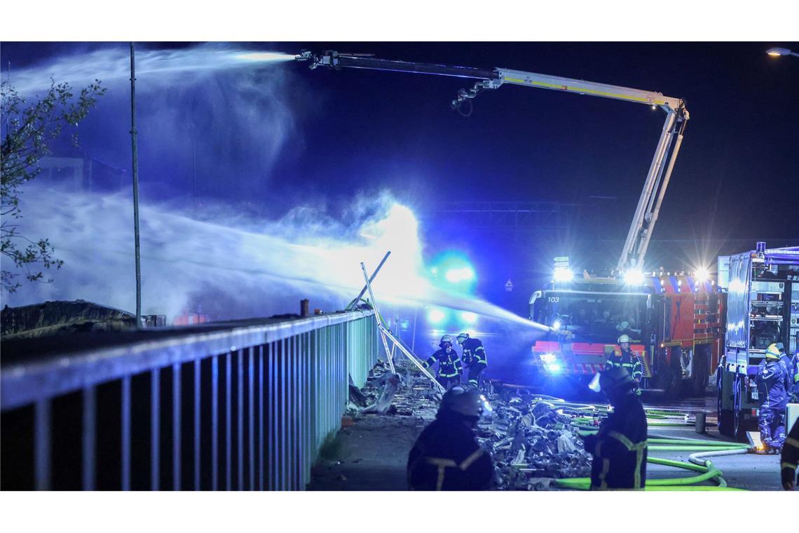 Weil die Feuerwehr aus Sicherheitsgründen nicht zu nah an den Brandort gehen wollte, wurden Wasserwerfer eingesetzt.