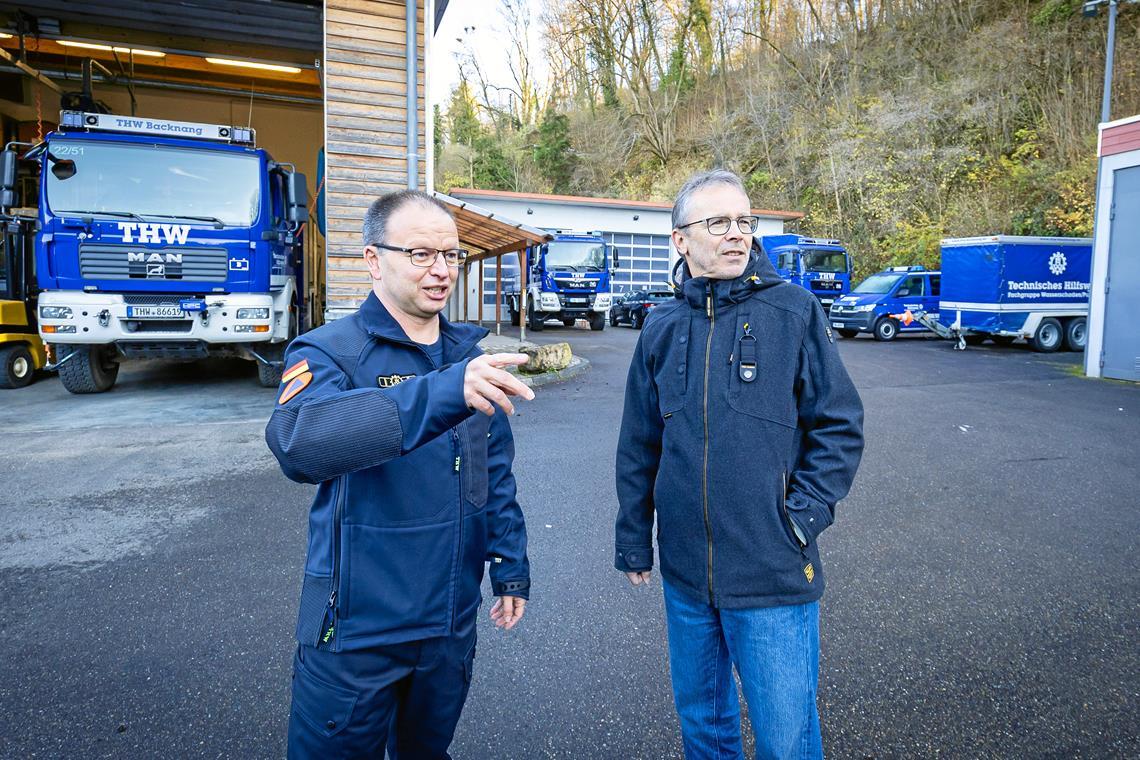 Weil die Garagenplätze nicht reichen, müssen etliche Einsatzfahrzeuge unter freiem Himmel geparkt werden. Der THW-Ortsbeauftragte Steffen Hoffmann (links) und sein Stellvertreter Christian Vogel sind froh, wenn diese Zeiten vorbei sind. Foto: Alexander Becher