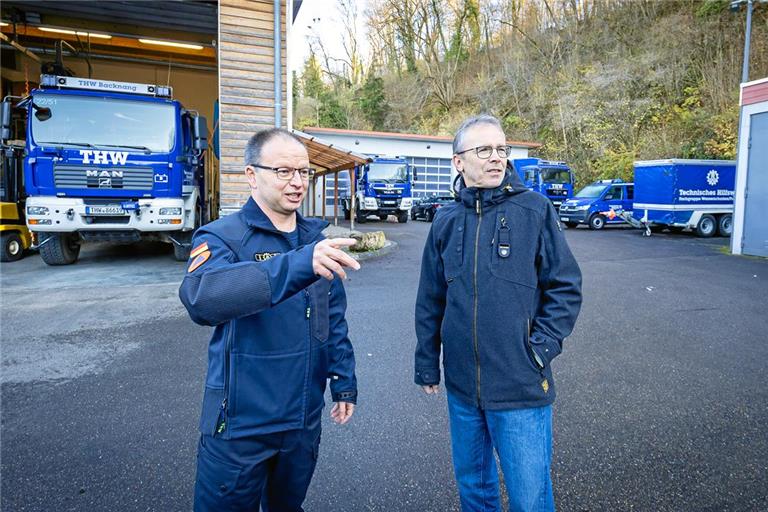Weil die Garagenplätze nicht reichen, müssen etliche Einsatzfahrzeuge unter freiem Himmel geparkt werden. Der THW-Ortsbeauftragte Steffen Hoffmann (links) und sein Stellvertreter Christian Vogel sind froh, wenn diese Zeiten vorbei sind. Foto: Alexander Becher