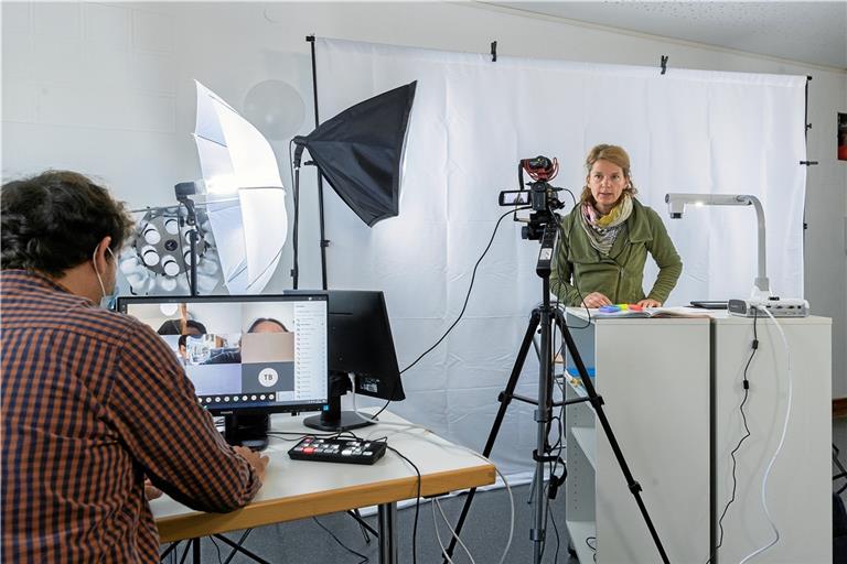 Weil die meisten Schüler der Klasse 9b an der Gemeinschaftsschule in der Taus zurzeit in Quarantäne sind, unterrichtet Lehrerin Kristina Schumacher sie per Video. Ihr Kollege Julian Dupont kümmert sich um die Technik.Foto: J. Fiedler