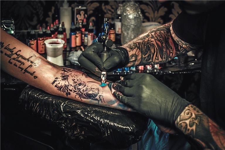 Weil diverse Stoffe und Pigmente EU-weit verboten werden und die Hersteller noch keine Alternativen anbieten, stechen die Tätowierer nach dem Jahreswechsel wohl erst einmal keine Farbtattoos mehr. Foto: Adobe Stock/Nejron Photo