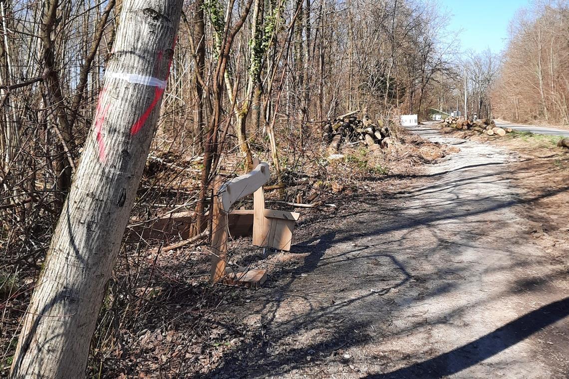 Sicherheit und Klimawandel im Blick Weil ein Schlepperfahrer Menschen ausweichen musste, die auf einem gesperrten Weg im Backnanger Plattenwald unterwegs waren, beschädigte er mit seinem Gefährt eine Bank.