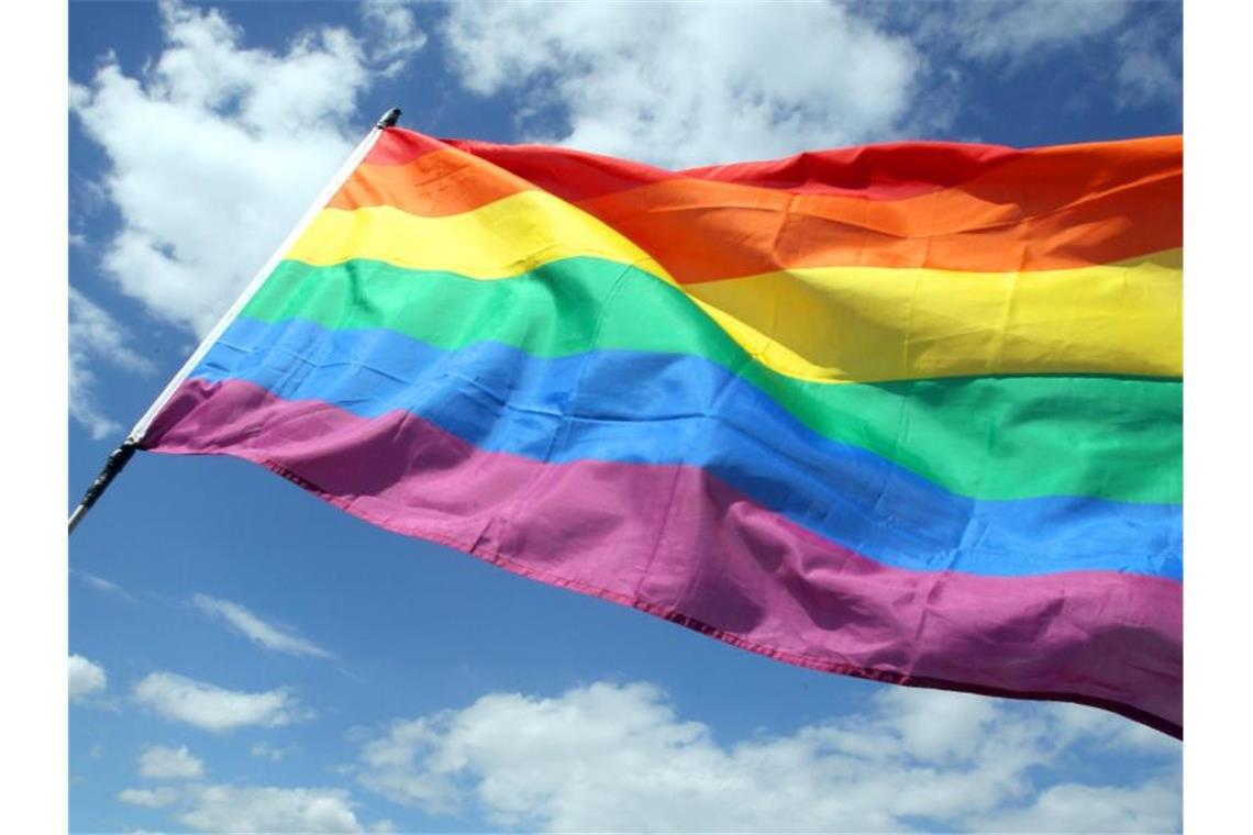 Regenbogenflagge angezündet: 16 Jahre Haft für Mann Weil er eine Regenbogenfahne von einer Kirchenfassade abgerissen und verbrannt hat, ist ein Mann im US-Bundesstaat Iowa zu rund 16 Jahren Haft verurteilt worden. Foto: Wolfgang Kumm/dpa