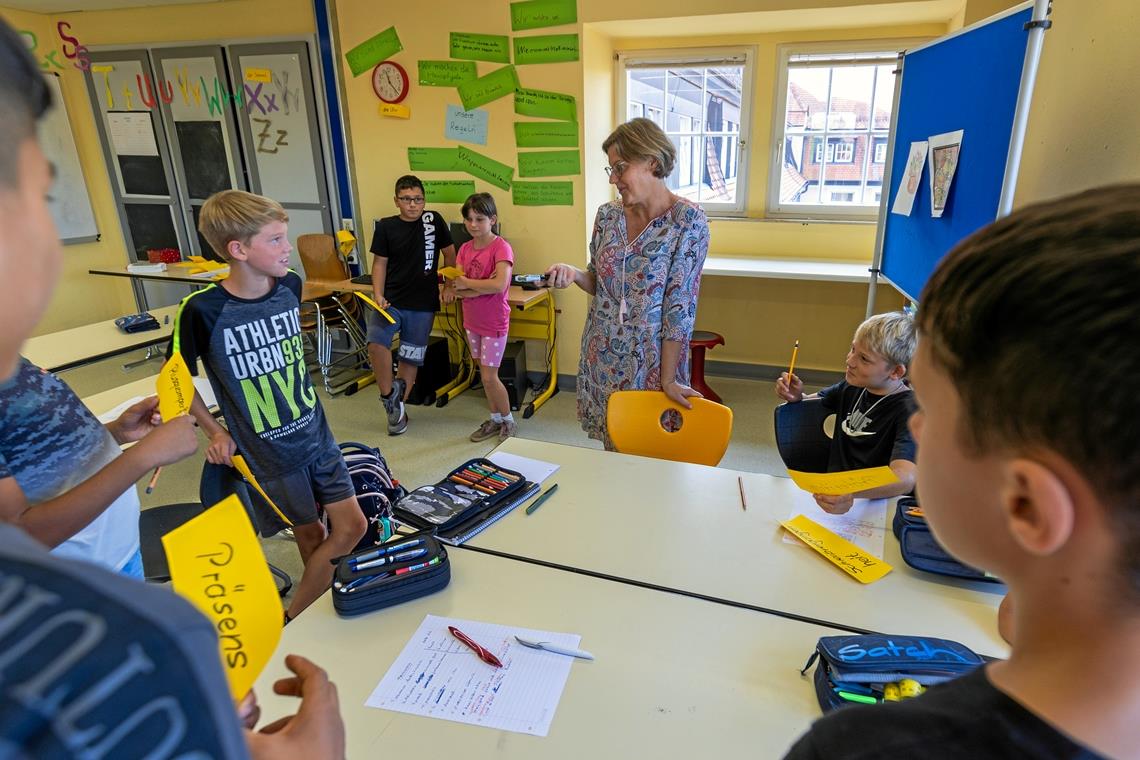 Sommerschule in Backnang: Kinder gehen freiwillig in die Schule „Weil es cool ist“, sagen viele Schüler, nehmen sie das Angebot der Sommerschule in der Mörike Gemeinschaftsschule gerne wahr, wie hier beim Deutschunterricht. Foto: Alexander Becher
