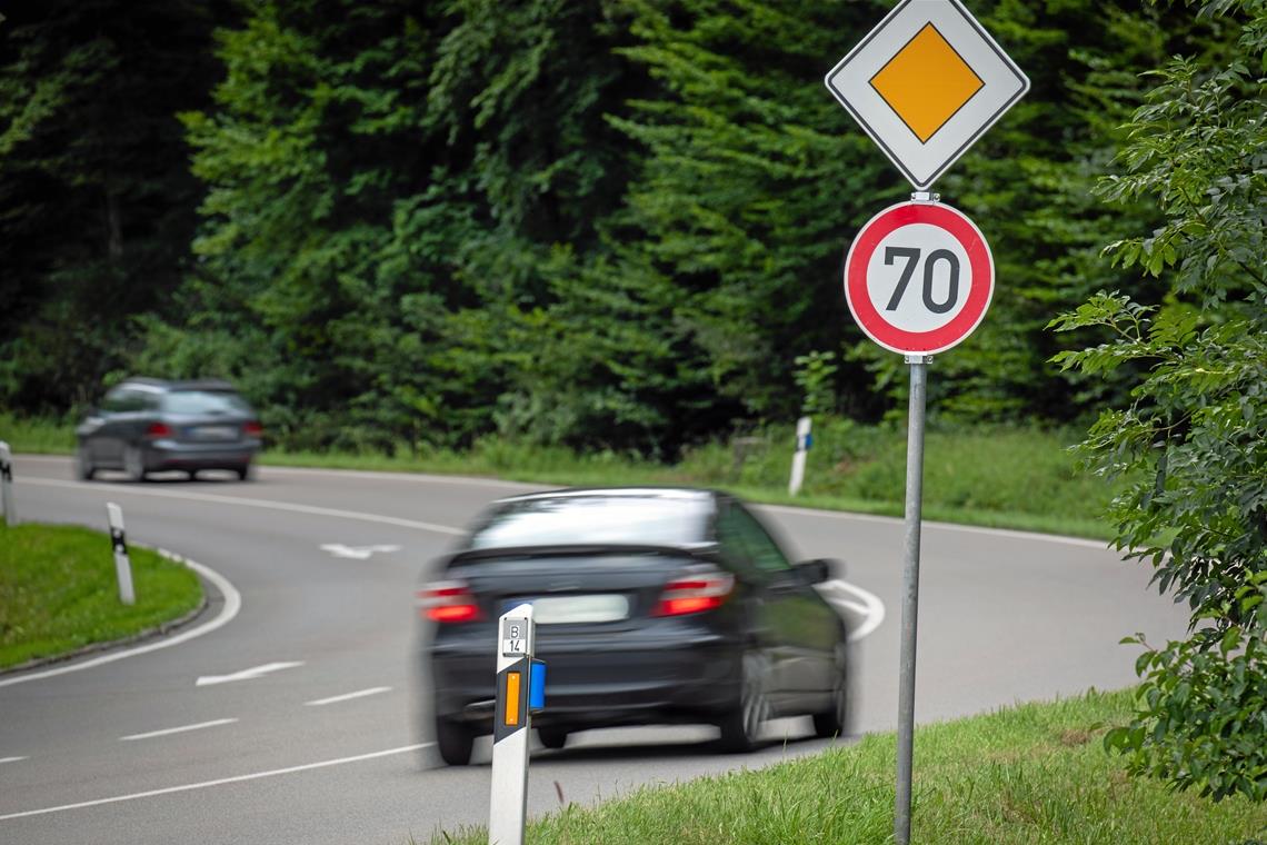 Weil es dort zuletzt viele schwere Unfälle gegeben hat, wird die Fahrgeschwindigkeit an der Sulzbacher Steige nun begrenzt. Foto: A. Becher