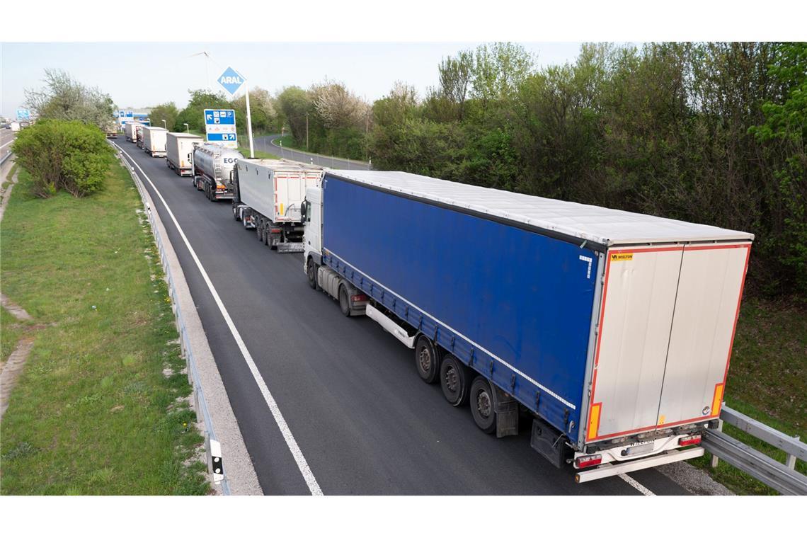 Weil es zu wenig Stellplätze gibt, parken Lkw immer wieder illegal. (Archivbild)