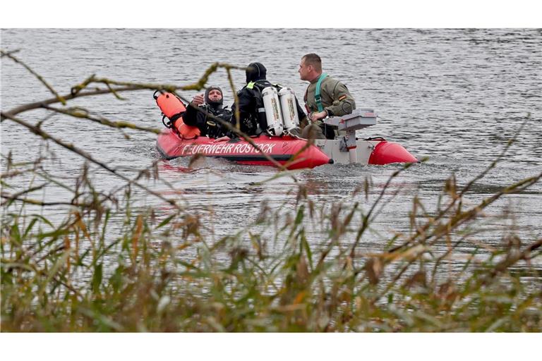 Weil im Inselsee südlich von Güstrow mehrere Spürhunde bei der Suche nach dem vermissten achtjährigen Fabian angeschlagen hatten, kommen nun Taucher zum Einsatz.