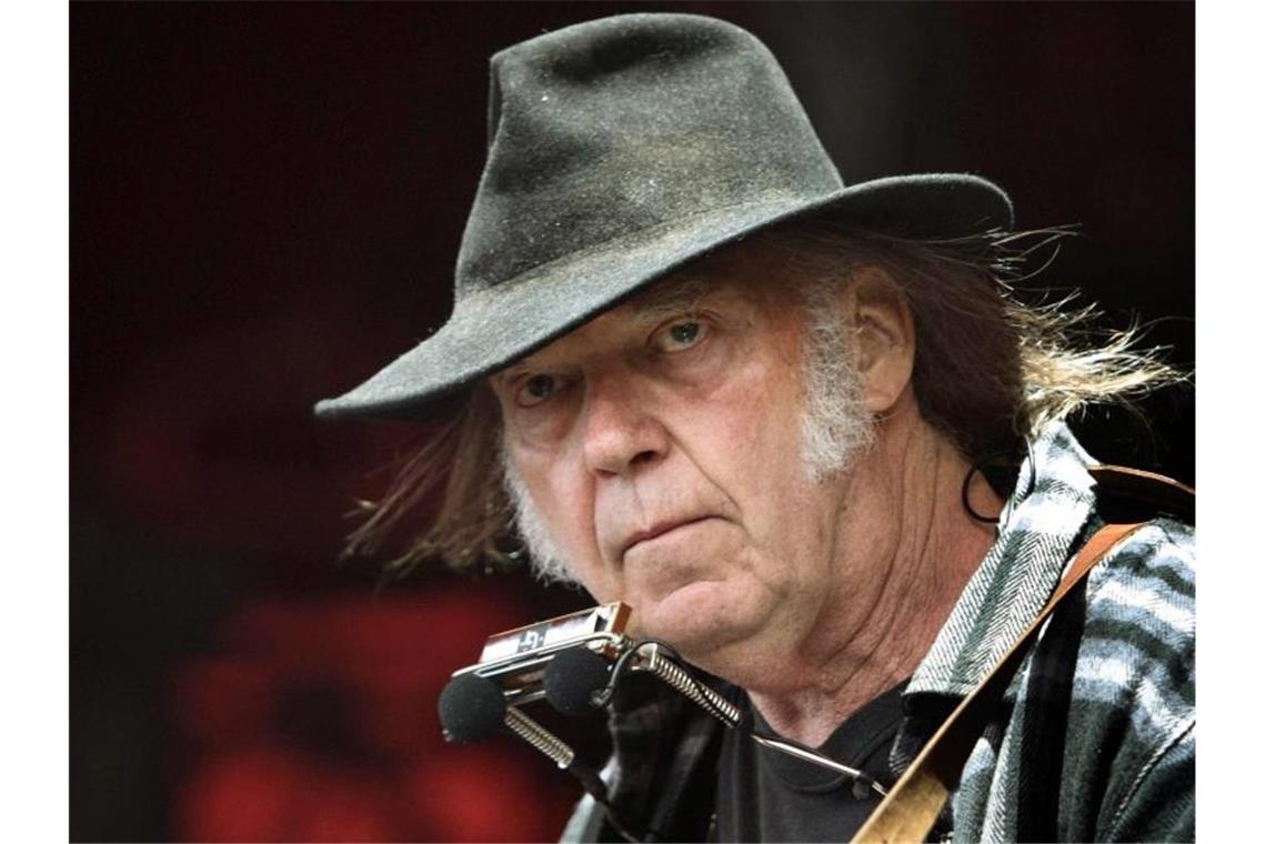 Nach Protest von Neil Young: Spotify entfernt seine Musik Weil sie Falschinformationen über Corona-Impfstoffe verbreitet haben soll, hat der kanadische Rockstar Neil Young die Audio-Plattform Spotify scharf kritisiert. Foto: Nils Meilvang/SCANPIX DENMARK/dpa