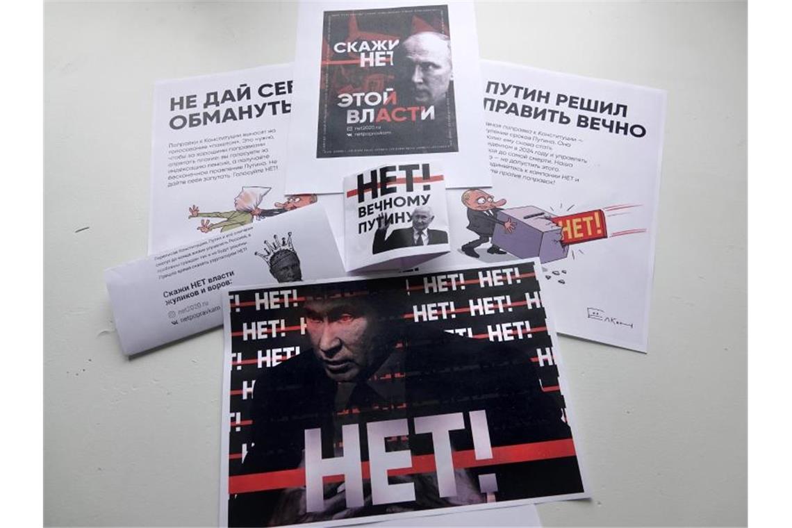 Weil Straßenproteste wegen des Coronavirus verboten sind, stellen Kremlgegner Plakate und Flugblätter im Internet zum Ausdrucken bereit. Foto: Ulf Mauder/dpa