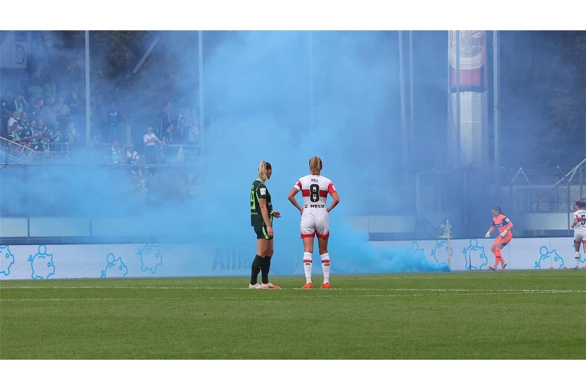 Weil Unbekannte Rauchbomben aufs Spielfeld warfen, musste die Partie zwischen dem VfB und Wolfsburg unterbrochen werden.