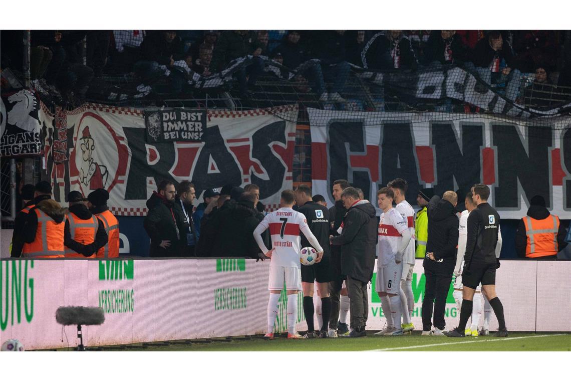 Weil VfB-Fans Fluchttore und Rettungswege mit Zaunfahnen versperrt hatten, konnte die Partie in Bochum lange nicht fortgesetzt werden.