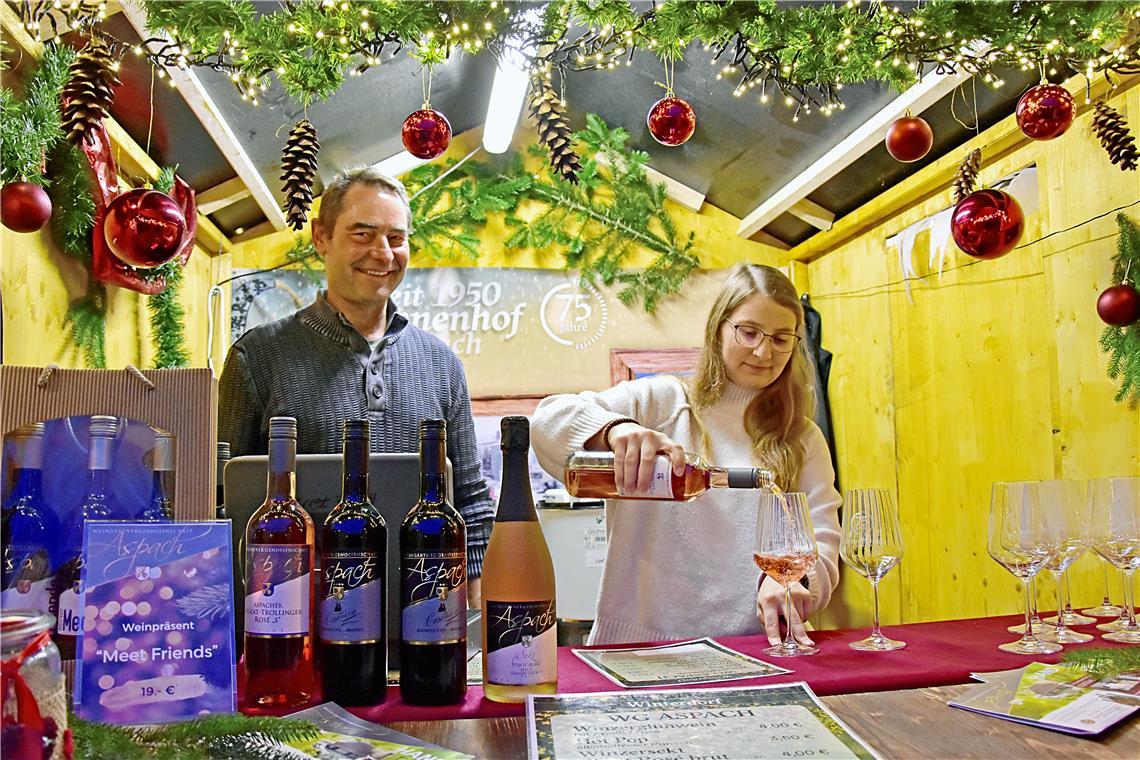 Wein, Sekt und Glühwein gibt es am Stand der WG Aspach. Andreas und Carolin Schi...