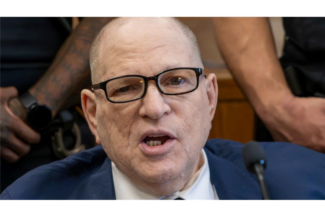 Weinstein trat zuletzt gesundheitlich angeschlagen im Rollstuhl vor Gericht auf. (Archivbild)