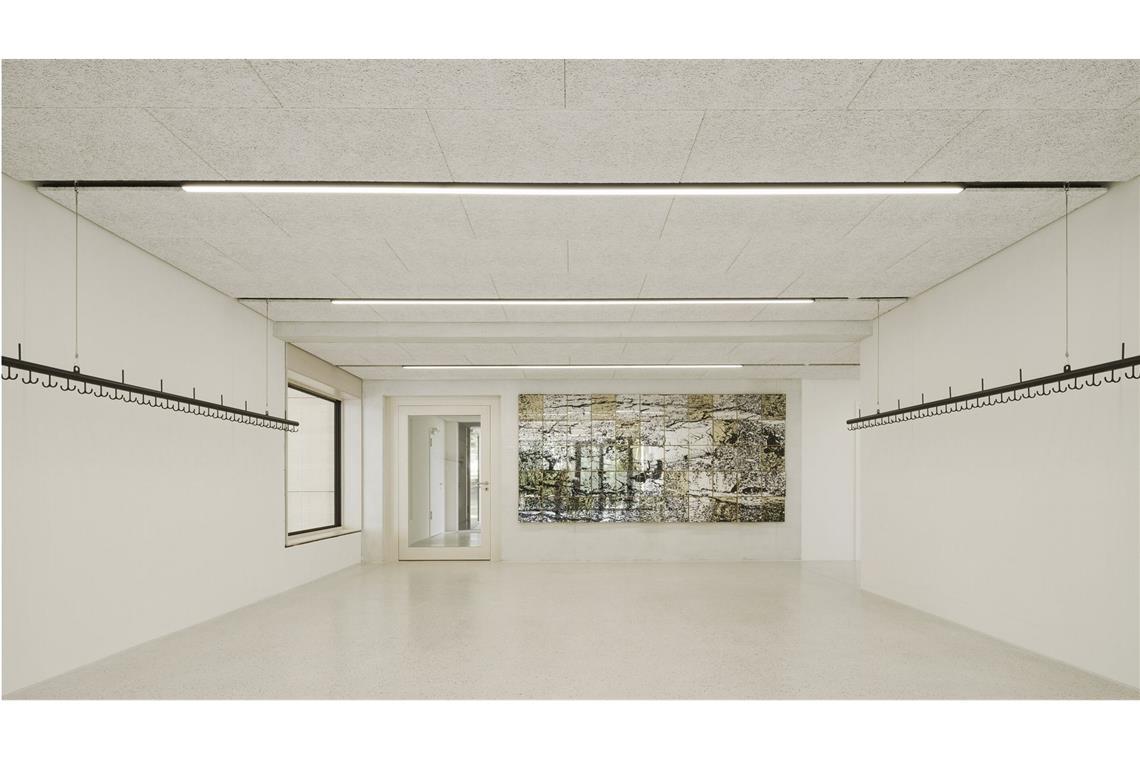 Junge Stuttgarter Architekten entwerfen ein Haus fürs ganze Dorf Weiß sind alle Verkehrsflächen, hier der Eingangsbereich mit Kunst am Bau des Fotodesigners Steffen Dietze aus Biberach. Der Baum von der Partnergemeinde Novels in Österreich, der im Zuge des Umbaus an eine andere Stelle versetzt wurde, ist Thema des Werks. „55 quadratische, mit Spiegeln hinterlegte Einzelsegmente zeigen eine grafisch überarbeitete Rindenstruktur, die symbolisch für die vielfältigen Vernetzungen in einer lebendigen Gemeinde stehen soll“, so beschrieb es der Künstler.