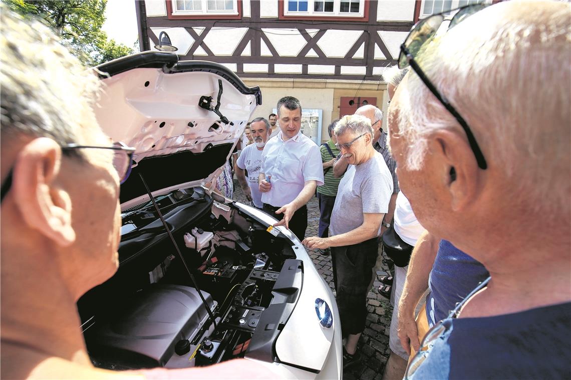 WEISSACH IM TAL (inf). Der künftige E-Bürgerbus ist da: Ab Oktober soll der Siebensitzer, den das Autohaus Marquardt jetzt an die Gemeinde, die ehrenamtlichen Fahrer vom Ortsseniorenrat und den Verein Weissach Klimaschutz konkret übergeben hat, in Betrieb gehen – als einer der ersten E-Bürgerbusse im Rems-Murr-Kreis. Die Nutzer unterzogen den Nissan NV200 sogleich einer näheren Inspektion. Das Bürgerbus-Angebot richtet sich an Weissacher, deren Mobilität eingeschränkt ist. Sie können den Service zum Beispiel für Fahrten zum Arzt, Krankenbesuche, Teilnahme an kulturellen Veranstaltungen, Besuche und Einkäufe in Anspruch nehmen. Die Beschaffung des Fahrzeugs erfolgte über das vom Bund geförderte Elektromobilitätskonzept. Der Wagen kostet rund 40000 Euro und wird mit 75 Prozent der förderfähigen Kosten bezuschusst. Im nächsten Schritt sollen die Fahrer, die sich freiwillig für den Dienst gemeldet haben, mit dem Fahrzeug vertraut gemacht werden. Foto: A. Becher