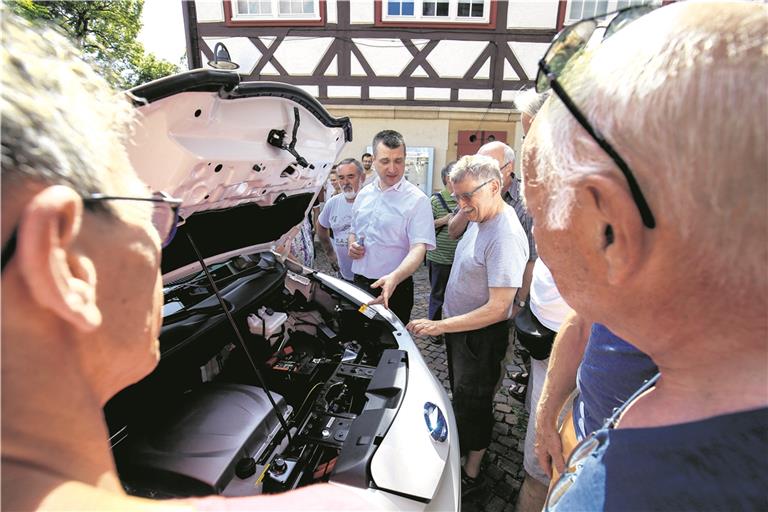 WEISSACH IM TAL (inf). Der künftige E-Bürgerbus ist da: Ab Oktober soll der Siebensitzer, den das Autohaus Marquardt jetzt an die Gemeinde, die ehrenamtlichen Fahrer vom Ortsseniorenrat und den Verein Weissach Klimaschutz konkret übergeben hat, in Betrieb gehen – als einer der ersten E-Bürgerbusse im Rems-Murr-Kreis. Die Nutzer unterzogen den Nissan NV200 sogleich einer näheren Inspektion. Das Bürgerbus-Angebot richtet sich an Weissacher, deren Mobilität eingeschränkt ist. Sie können den Service zum Beispiel für Fahrten zum Arzt, Krankenbesuche, Teilnahme an kulturellen Veranstaltungen, Besuche und Einkäufe in Anspruch nehmen. Die Beschaffung des Fahrzeugs erfolgte über das vom Bund geförderte Elektromobilitätskonzept. Der Wagen kostet rund 40000 Euro und wird mit 75 Prozent der förderfähigen Kosten bezuschusst. Im nächsten Schritt sollen die Fahrer, die sich freiwillig für den Dienst gemeldet haben, mit dem Fahrzeug vertraut gemacht werden. Foto: A. Becher