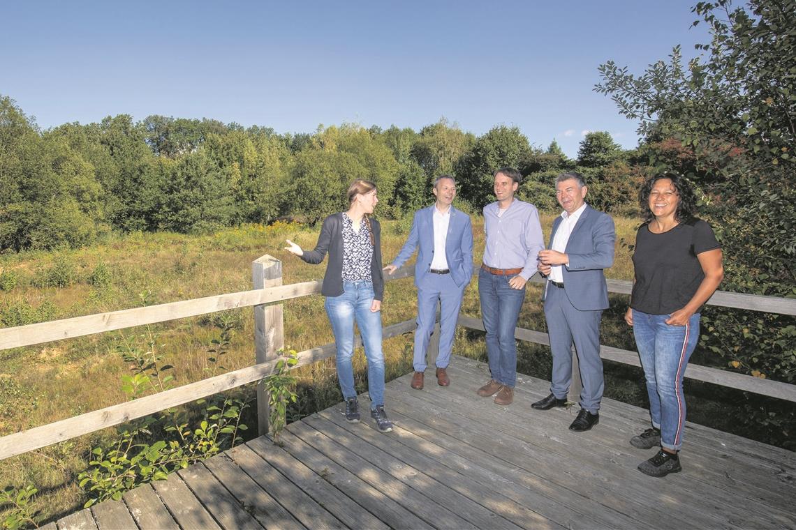 WEISSACH IM TAL (inf). Die Natur für die Menschen erlebbar zu machen, das ist nach den Worten von Bürgermeister Ian Schölzel das Hauptanliegen des neuen Weissacher Biotop-Erlebniswegs. Der Rundgang, der den früheren Biotop-Lehrpfad ersetzt, präsentiert eine Serie von fast 20 besonderen Lebensräumen. Ein Highlight stellt dabei die alte Lehmgrube Blindenreisach dar, die von einem Steg aus erkundet werden kann. Die Biologin Nadja Schäfer (links) vom Büro Roosplan, das die Gemeinde seit Jahren in Fragen des Umweltschutzes begleitet, hat den Erlebnisweg inhaltlich gestaltet. Zur Eröffnung trafen sich ferner (von links) Sven Feil für den Hauptsponsor Talbau-Haus, Jochen Roos, Bürgermeister Schölzel und Silke Baumann vom Weissacher Werbebüro Geffken, die die Infotafeln und Flyer entworfen hat. „Ich wünsche mir, dass es uns gelingt, mittels des Biotop-Erlebniswegs wieder mehr Menschen an die Natur heranzuführen und zu begeistern“, sagte Schölzel anlässlich der Eröffnung. Foto: A. Becher