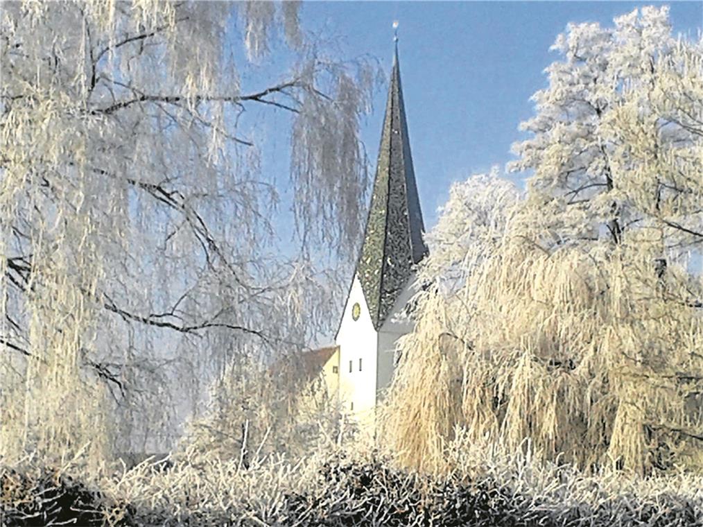 WEISSACH IM TAL (inf). Eine winterliche Impression aus Unterweissach hat beim Fotowettbewerb „Meine Heimat Weissach im Tal“ gewonnen. Das Foto von Susanne Ziegler aus Unterweissach zeigt den Blick auf die St.-Agatha-Kirche mit ihrem schönen Turm. Die Siegerin erhält einen Scheck über 50 Euro. Und auch die Leser, die sich am Wettbewerb beteiligt und über die Fotos abgestimmt haben, werden natürlich belohnt. Unter ihnen wurden drei glückliche Gewinner ausgelost: Herlinde Wolf aus Auenwald, Michael Wertenauer aus Weissach im Tal und Christa Eisenmann aus Althütte. Sie erhalten jeweils zwei Karten fürs Backnanger UniversumKino. Die Gewinne werden zugestellt. Herzlichen Glückwunsch und viel Spaß im Kino wünscht die Backnanger Kreiszeitung.