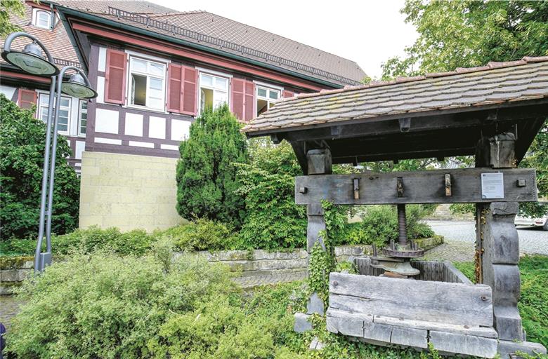 WEISSACH IM TAL (inf). Sie haben ein tolles Foto in der Gemeinde gemacht oder eine besondere Stimmung im Bild festgehalten – wie diese Ansicht mit der alten Mostpresse am Rathaus? Unter dem Motto „Weissach im Tal von seiner schönsten Seite gezeigt“ gilt es, diese Motive für einen Fotowettbewerb der Backnanger Kreiszeitung einzufangen. Senden Sie Ihre schönsten Aufnahmen von Weissach bis Donnerstag, 20. September, mit dem Betreff „Meine Heimat Weissach im Tal“ per E-Mail an die Adresse redaktion@bkz.de. Unter allen eingesandten Bildern trifft die Redaktion eine Vorauswahl und stellt den Lesern die fünf beeindruckendsten Fotos in der Sonderveröffentlichung „Meine Heimat Weissach im Tal“, die am Freitag, 28. September, erscheint, zur Abstimmung. Der Urheber des Fotos, das die meisten Stimmen erhält, gewinnt 50 Euro. Archivfoto: A. Becher