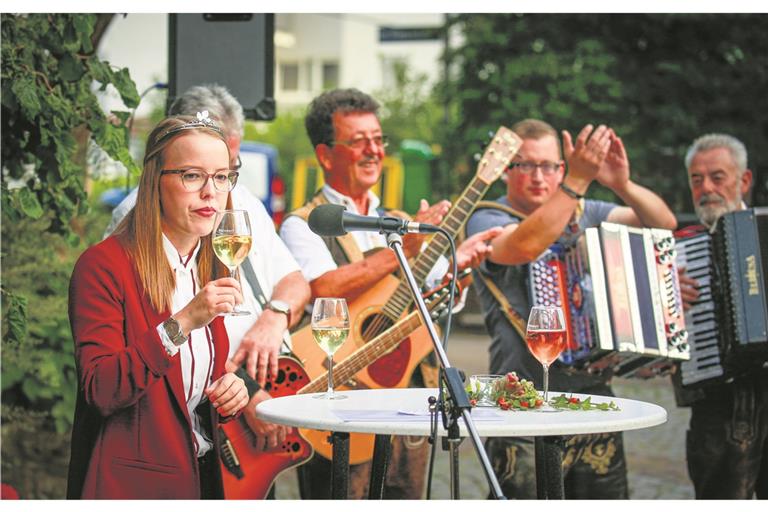WEISSACH IM TAL (log). Die amtierende Württemberger Weinprinzessin Ellen Volzer hat am Samstagabend den Startschuss für das 12. Weissacher Weindorf rund um das Rathaus gegeben. Sie ließ es sich nicht nehmen, auch gleich den hiesigen Wein zu verkosten. Für die musikalische Umrahmung am Eröffnungstag sorgten die Backnanger Straßenmusikanten mit ihrer gewohnt lustigen und lockeren Art. Frei nach dem Motto „Man sieht sich – man trifft sich“ hatte der Musikverein Unterweissach als Veranstalter ein „heimeliges Fest in der tollen Atmosphäre des historischen Rathausensembles“ versprochen. Winzer aus Geddelsbach, Cleebronn, Schwaikheim (Remstal) sowie Neustadt an der Weinstraße (Pfalz) nutzten die Gelegenheit, ihre Weine vorzustellen. Zudem bewirtete das Team des Musikvereins. Foto: A. Becher