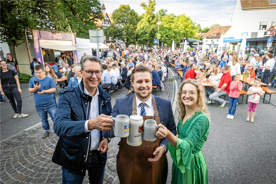 Weissach feierte sein „Fest der Feste“ Weissachs Bürgermeister Daniel Bogner (Mitte) eröffnet den Tälestreff zusammen mit Landrat Richard Sigel (links) und der neuen Waldfee Michelle Fuchs (rechts). Fotos: Alexander Becher