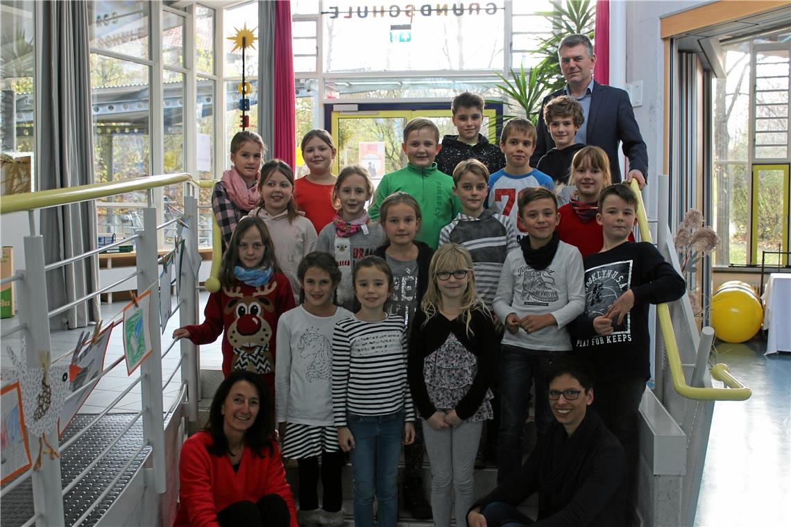 Weissachs Kindergemeinderat nach seiner Konstituierung im vergangenen Jahr mit Bürgermeister Ian Schölzel (oben, rechts) und den Schulleiterinnen Deniz Weiß (vorne, links) und Bettina Stach (vorne, rechts). Foto: Gemeinde