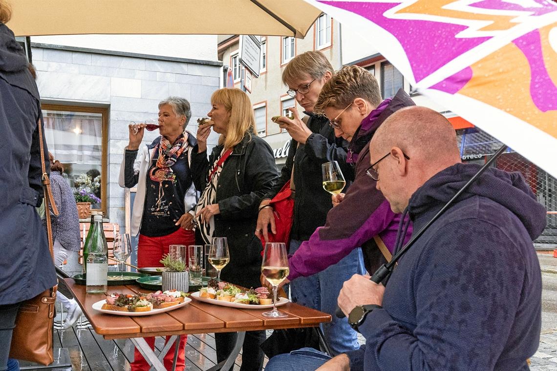 Weißbrotschnitten mit Griebenschmalz, Zwiebelmett und Frischkäse wurden den Teilnehmern der Kulinariktour im Gasthaus zum Löwen kredenzt. Dazu gab es reichlich Aspacher Wein. Foto: Dietmar van der Linden